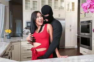 Cô gái muốn ăn và quan hệ tình dục, cô ấy quá bận rộn