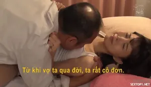Ngôi sao nữ thần đẹp nhất, vẻ đẹp trong sáng và ngọt ngào, đang thổi kèn trên ghế sofa, sau đó nở nụ cười gian tà như thể không quan tâm...