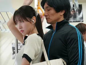 Bô tiểu thịt tinh dịch, vợ lụa đen ngực to quan hệ tập thể với những gã phát điên vì tinh trùng, phô bày khuôn mặt, xoa vú và chơi đùa với âm hộ, quan hệ bằng miệng và cổ họng sâu, con cặc không thể thủ dâm đang ở ngay trước mặt...