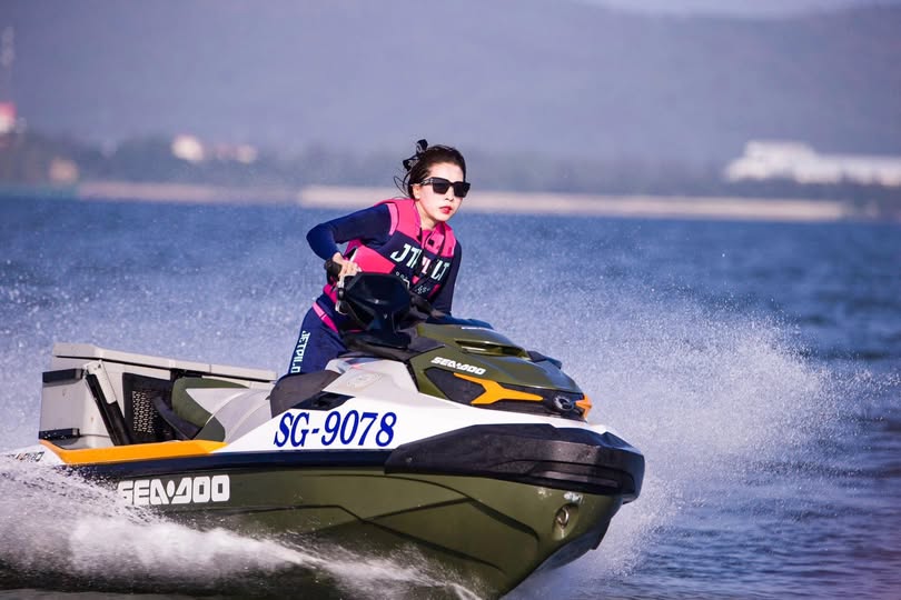 Cô gái thể hình có cơ bụng và ngực khủng bị bắn vào mặt